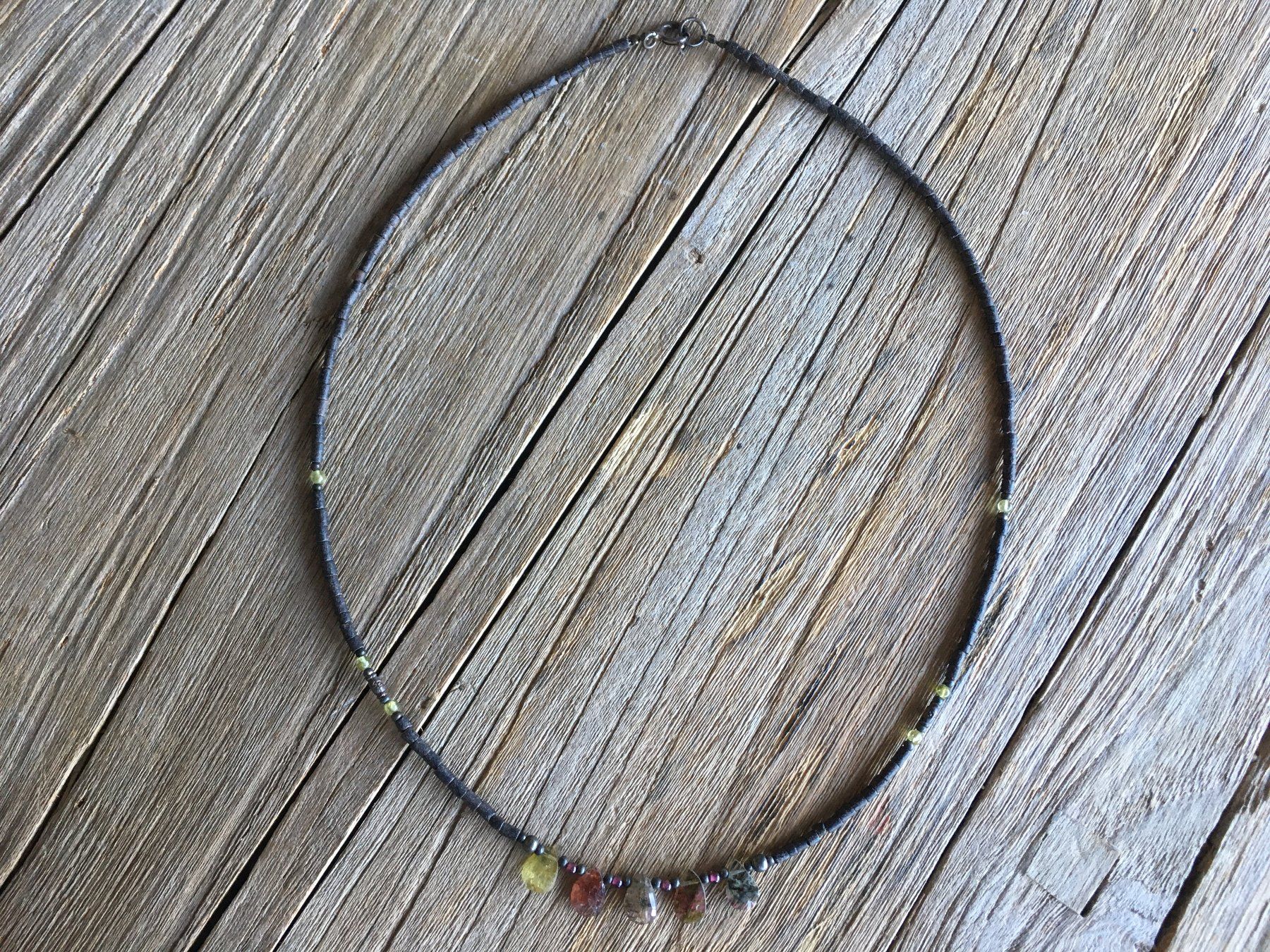 Catenine: HALSKETTE  TURMALIN / ONIX / PERIDOT  LÄNGE 47cm – Nuovo e nell'imballaggio originale da Aesch ZH venduto da LiquidAktion 2