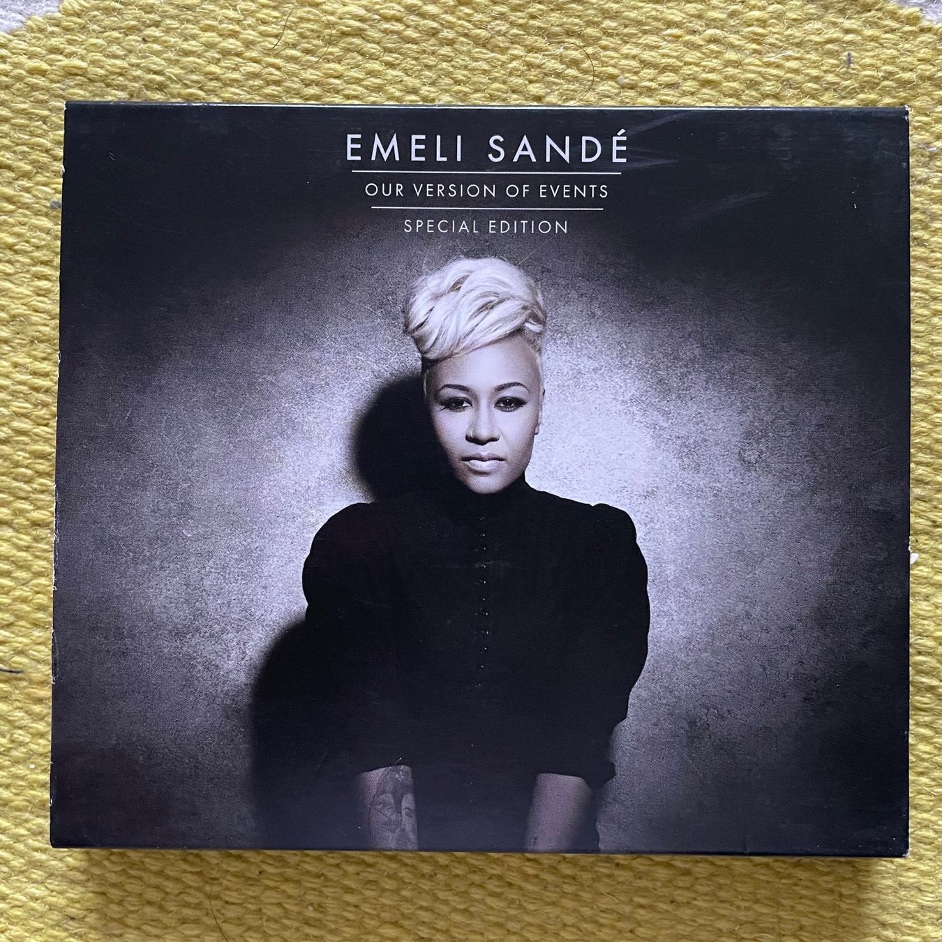 CD: EMELI SAMDÉ-OUR VERSION OF EVENTS SPECIAL EDITION – Usato da Rorschacherberg venduto da CD-Roli