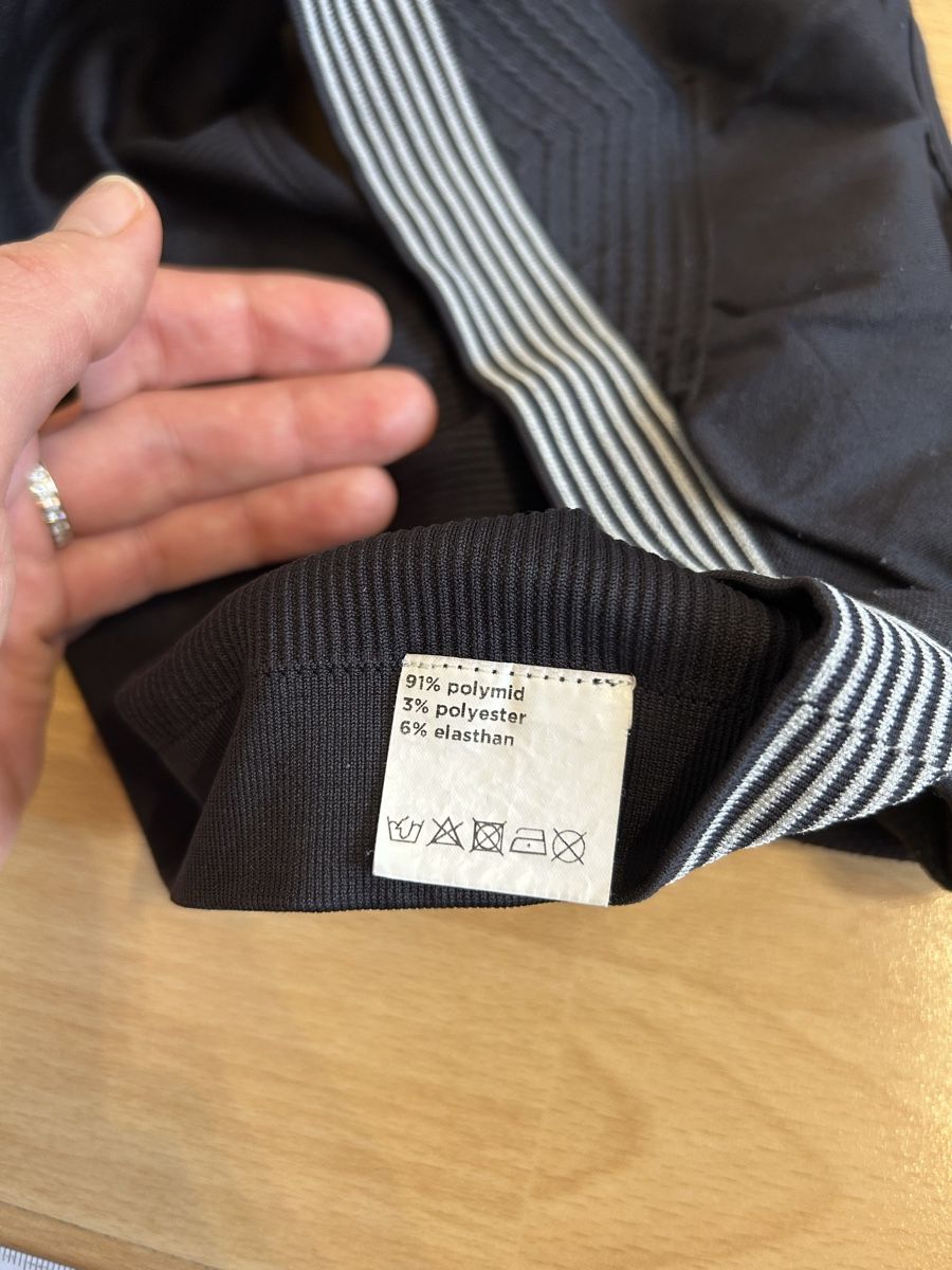 Tops: 2 Sport BHs in Schwarz,Grösse M & L – Gebraucht aus Port von SandraDG 3