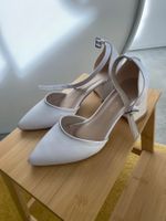 WEISSE ABSATZSCHUHE ODER BRAUTSCHUHE