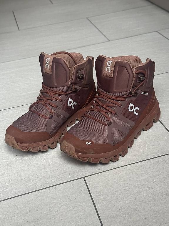 On Scarpe da donna: on Cloudrock Waterproof Wanderschuhe Gr. 37 Traube/Haselnuss – Usato da Chur venduto da mylogin.org