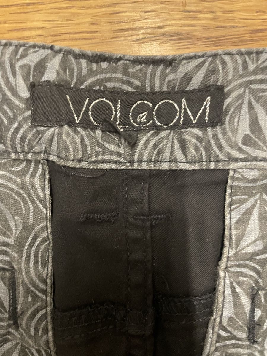 Volcom Pantaloni: VOLCOM DAMEN SHORTS  – Usato da Chur venduto da churerli 1