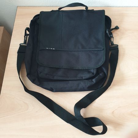 Schwarze Nike Schultertasche ca 40cm x 38cm Unisex