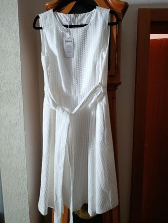 robe blanche neuve taille 42 Madeleine 