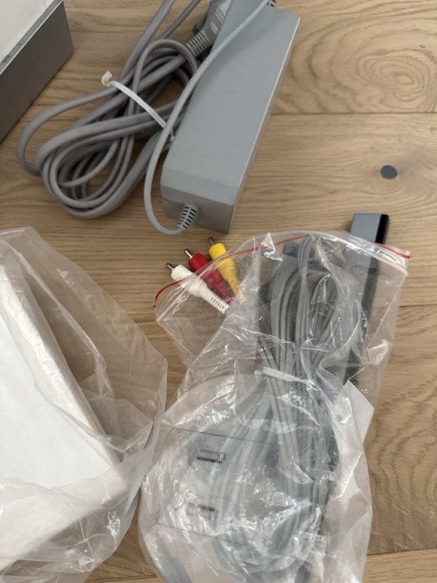 Nintendo Console: Wii und weitere Zubehör  – Usato da Bern venduto da U2000 2