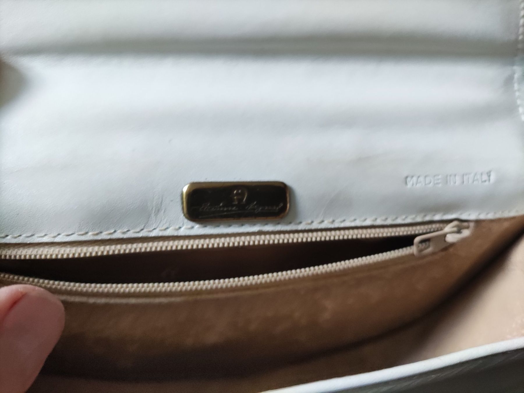 Aigner Taschen für Damen: AIGNER Umhängetasche Leder weiss – Gebraucht aus Solothurn von Csw1 4