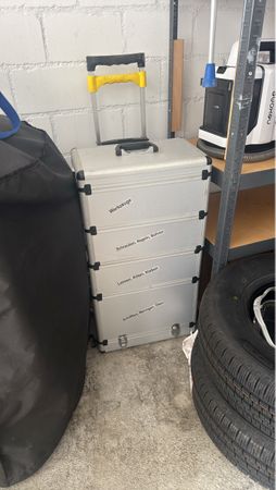Werkzeugkoffer mit Rollen und Griff Alukoffer 4 Fächer guter