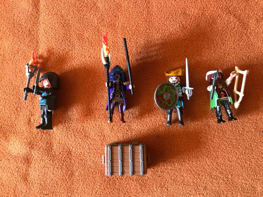 4 personnages Playmobil et 1 malle (Gebraucht) in Ste-Croix für CHF 15 ...