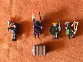 4 personnages Playmobil et 1 malle