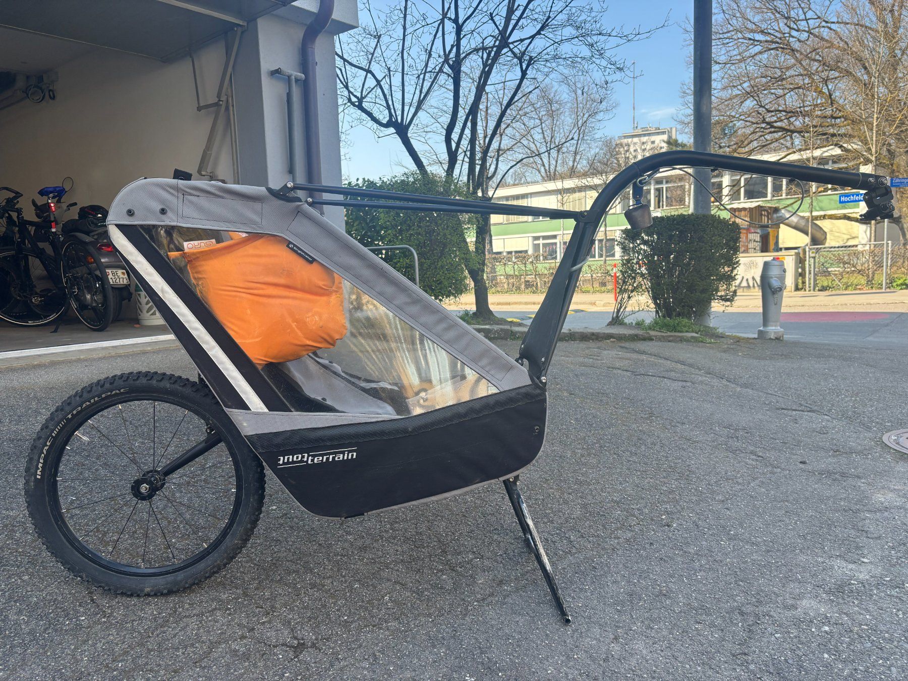 Tout Terrain Rimorchi: SINGLETRAILER Kinderanhänger / grau – Usato da Bern venduto da ChrTschumi