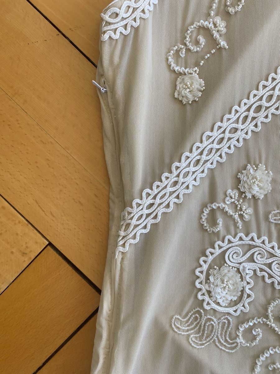 Vestiti: Jolie robe beige avec décors – Usato da Küssnacht am Rigi venduto da CALIFRASQUI 3