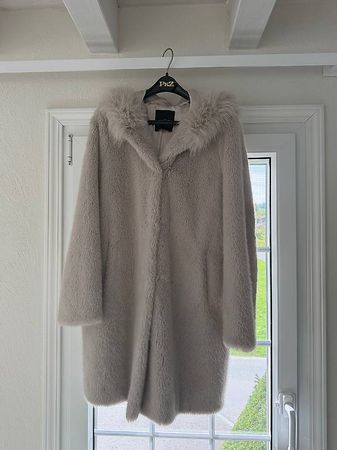 Marc Cain Faux Fur Mantel Ungebraucht
