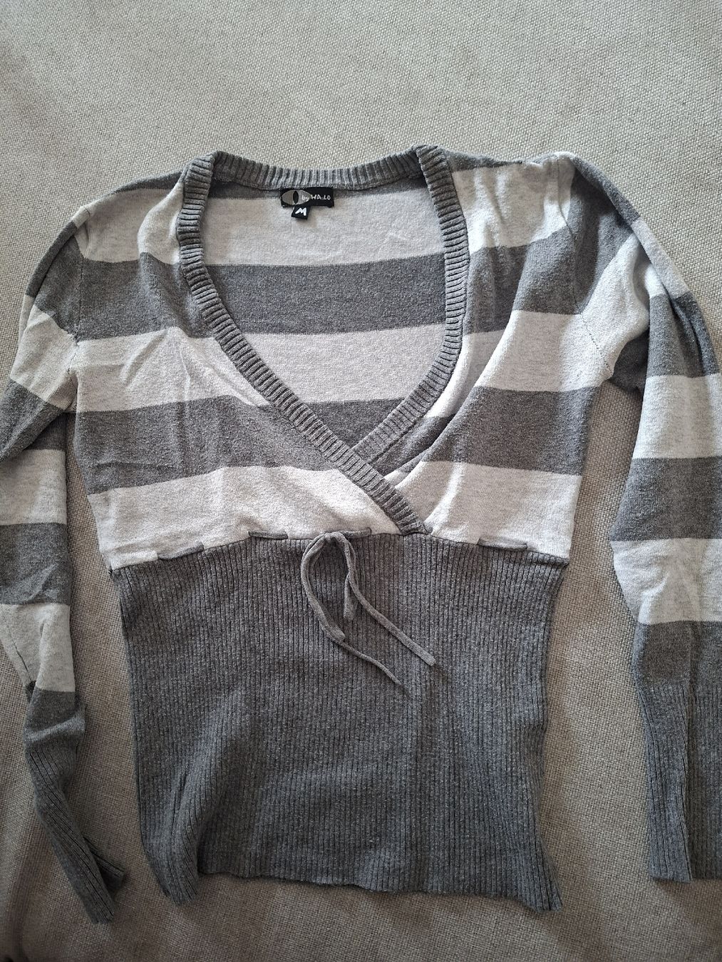 Pullover & Sweatshirts: Pullover gestreift grau/hellgrau Grösse M – Gebraucht aus Triesenberg von Anastasia26