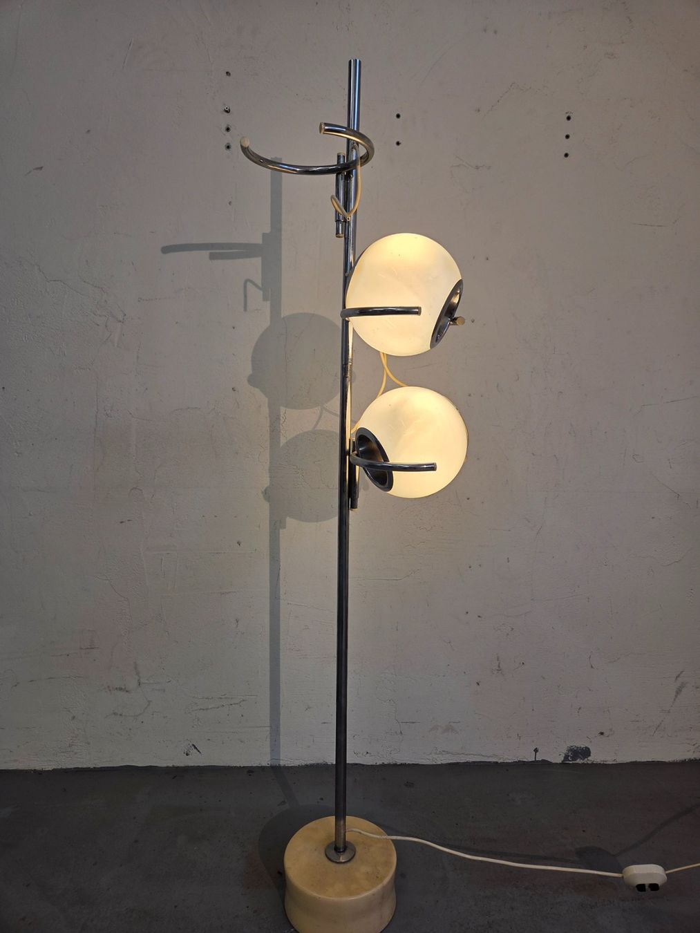 Lampade: 31.) Space Age Augapfel Stehlampe – Usato da Zürich venduto da PeterPanama 1