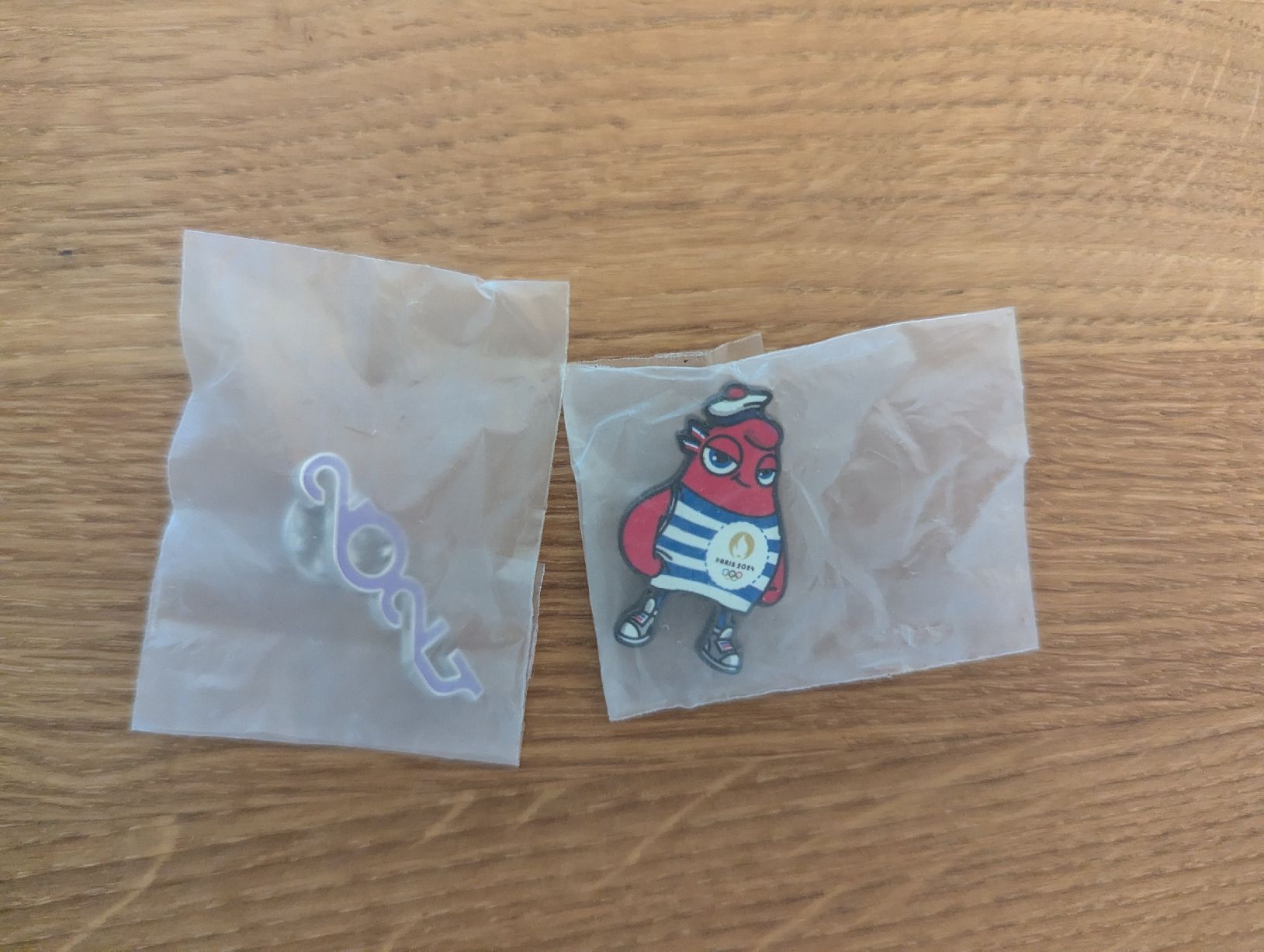 Plaquettes & Badges: Paris Olympics 2024 Official Pins – Neuf avec emballage d'origine à Stans par angelajanequick 3