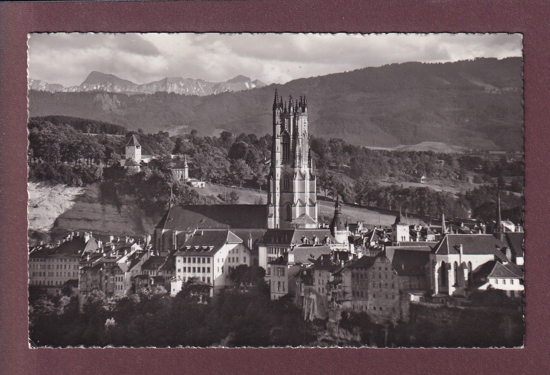 Cartoline postali: FRIBOURG - Partie avec Cathédrale – Usato da Pully venduto da nicecards