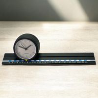 Horloge de table calendrier auto-déplaçable par Robert Dill