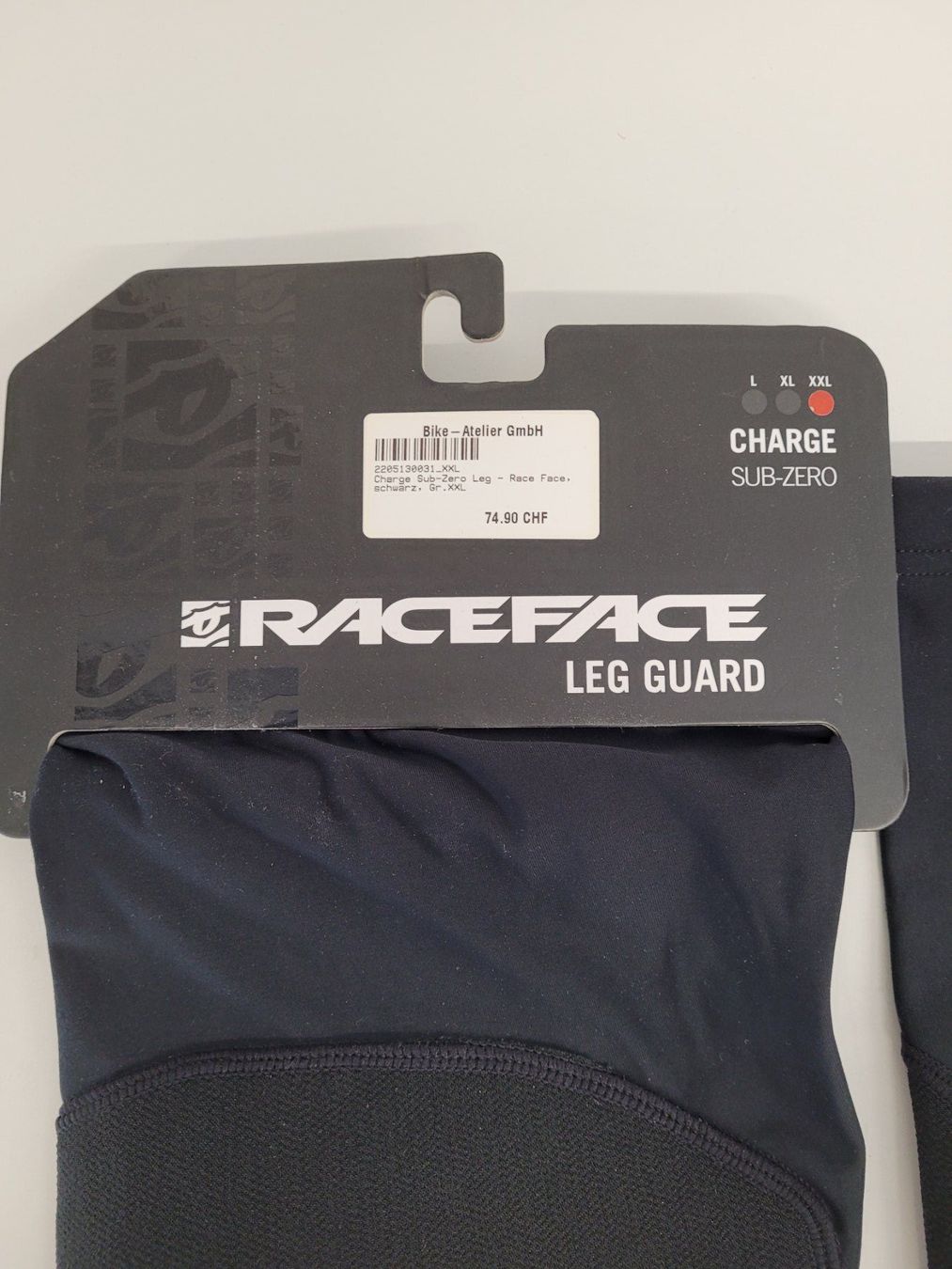 Race Face Protezioni & Imbottiture: Race Face  Charge Knee, stealth, XXL – Nuovo e nell'imballaggio originale da Giswil venduto da mai_k7x7 1
