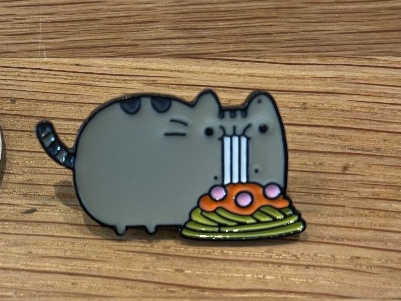 Plaketten & Abzeichen: Cat eating Spaghetti Meme Pin – Gebraucht aus Biel/Bienne von bas_c8yf