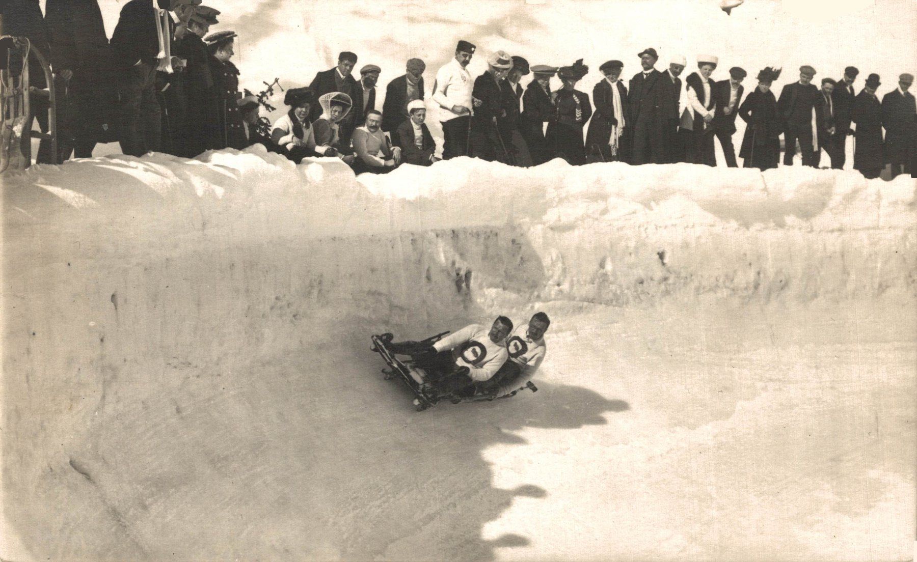 Cartes postales: St. Moritz. Zweierbob im Sunny Corner – D'occasion à Bronschhofen par Astore