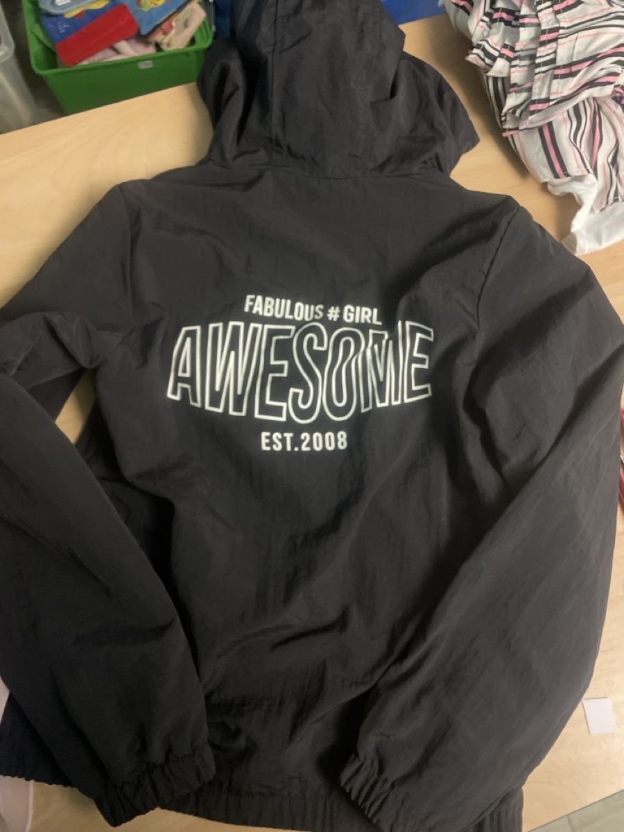 C&A Giacche & Cappotti: Schwarze C&A Windjacke Mädchen Gr. 176 "Awesome" – Nuovo (secondo la descrizione) da Obergerlafingen venduto da cabo4 2