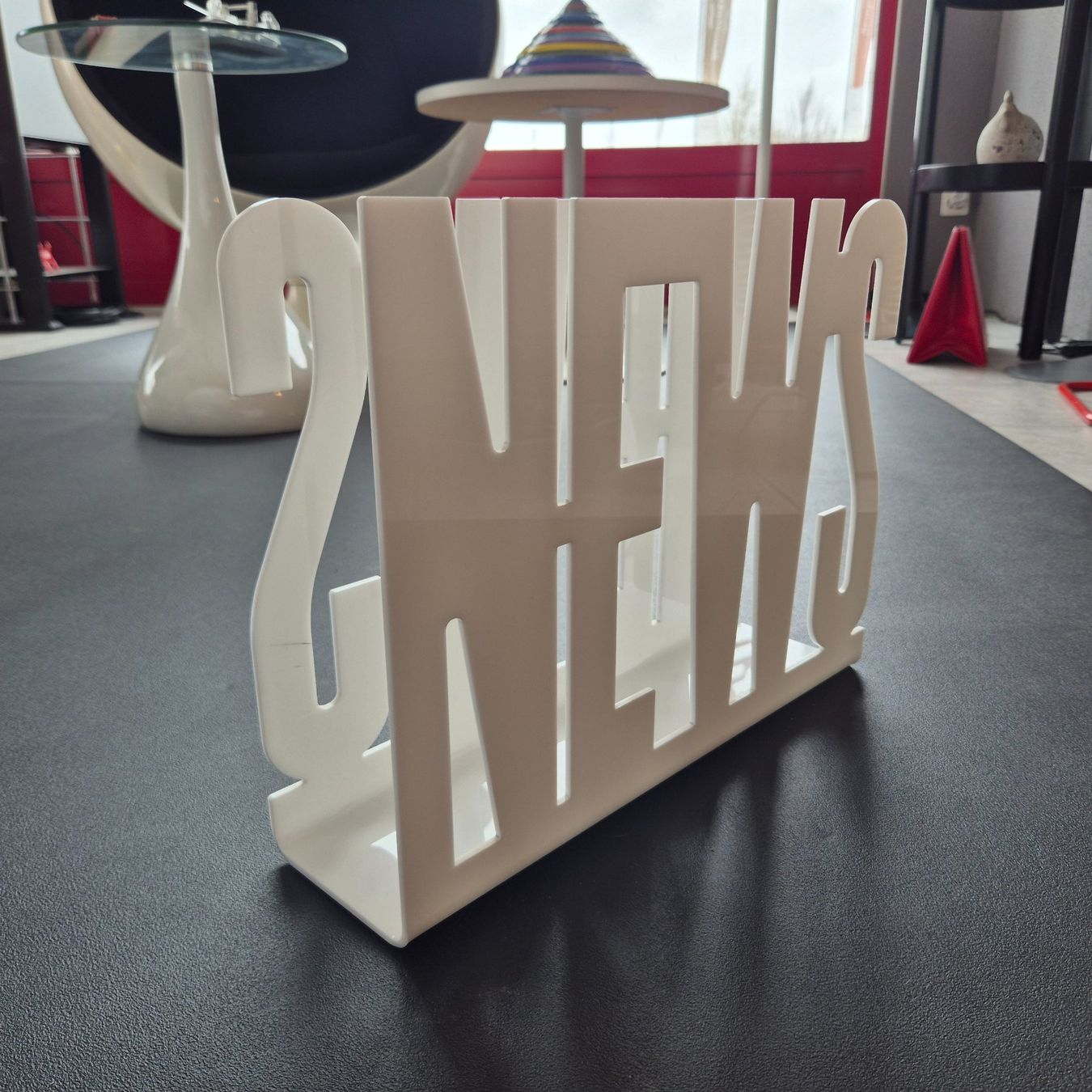 Sonstiges für Haushalt & Wohnen: News Acryl weiss Magazin Rack Plexiglas Zeitungsständer – Gebraucht aus Nottwil von Wondewa-Shop 5