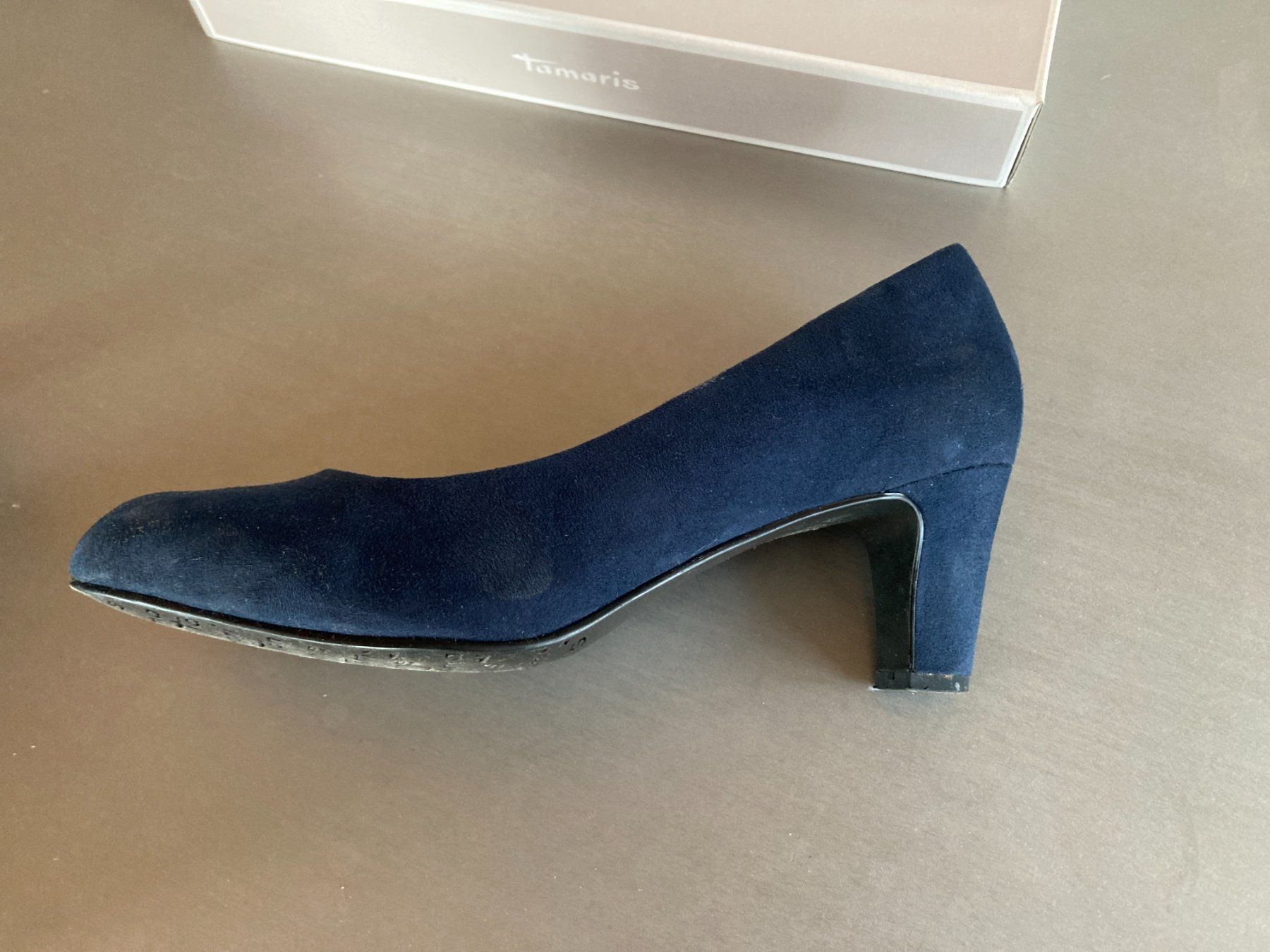 Scarpe da donna: Dunkelblaue Pumps, Wildlederimitat, Gr. 38 – Usato da Egolzwil venduto da hanspeter.roosli 2