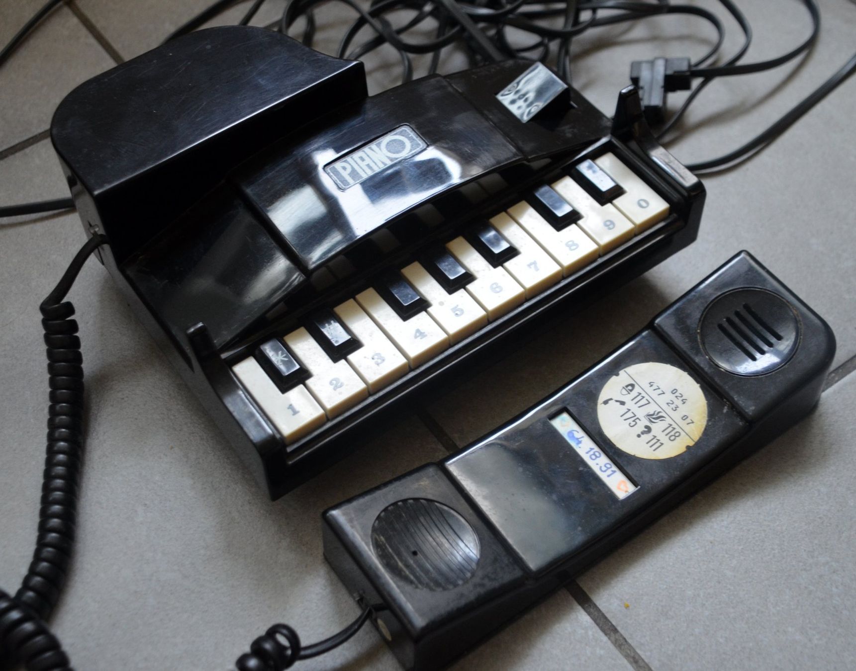 Telefone: Telefon / Téléphone Piano – Gebraucht aus Collonges von arashee