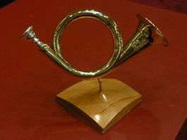 Horn Miniatur auf Holz-Sockel