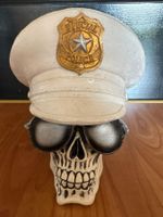 Totenschädel mit Polizei-Mütze (Dekoration)