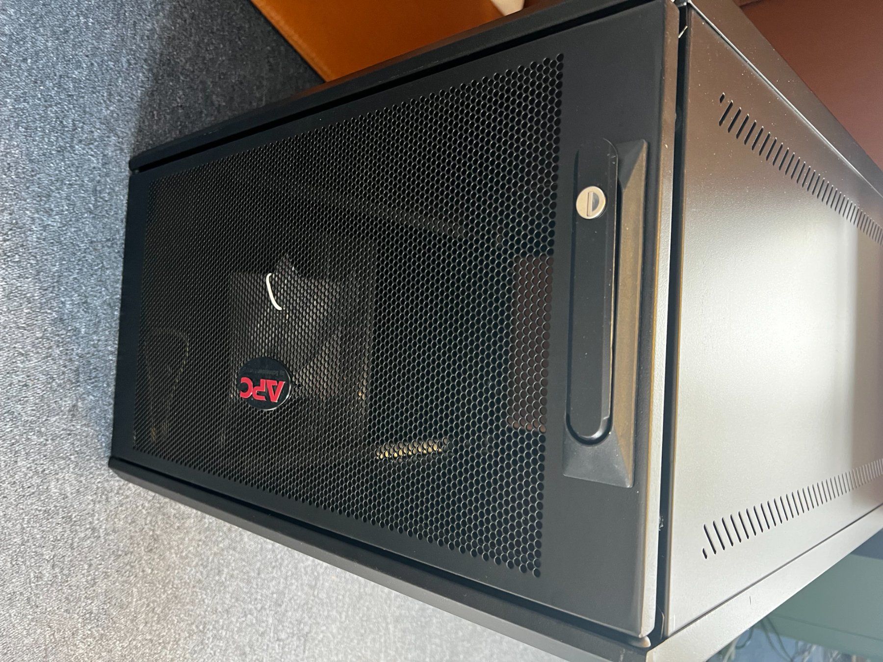 Armadi: APC Wandschrank AR106SH6 19" – Nuovo (secondo la descrizione) da Gossau ZH venduto da OrderflowAG