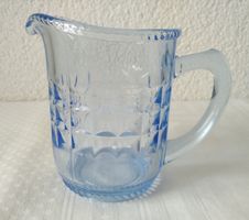 Milchkännchen / Sahnegiesser aus blauem Glas, Art Deco