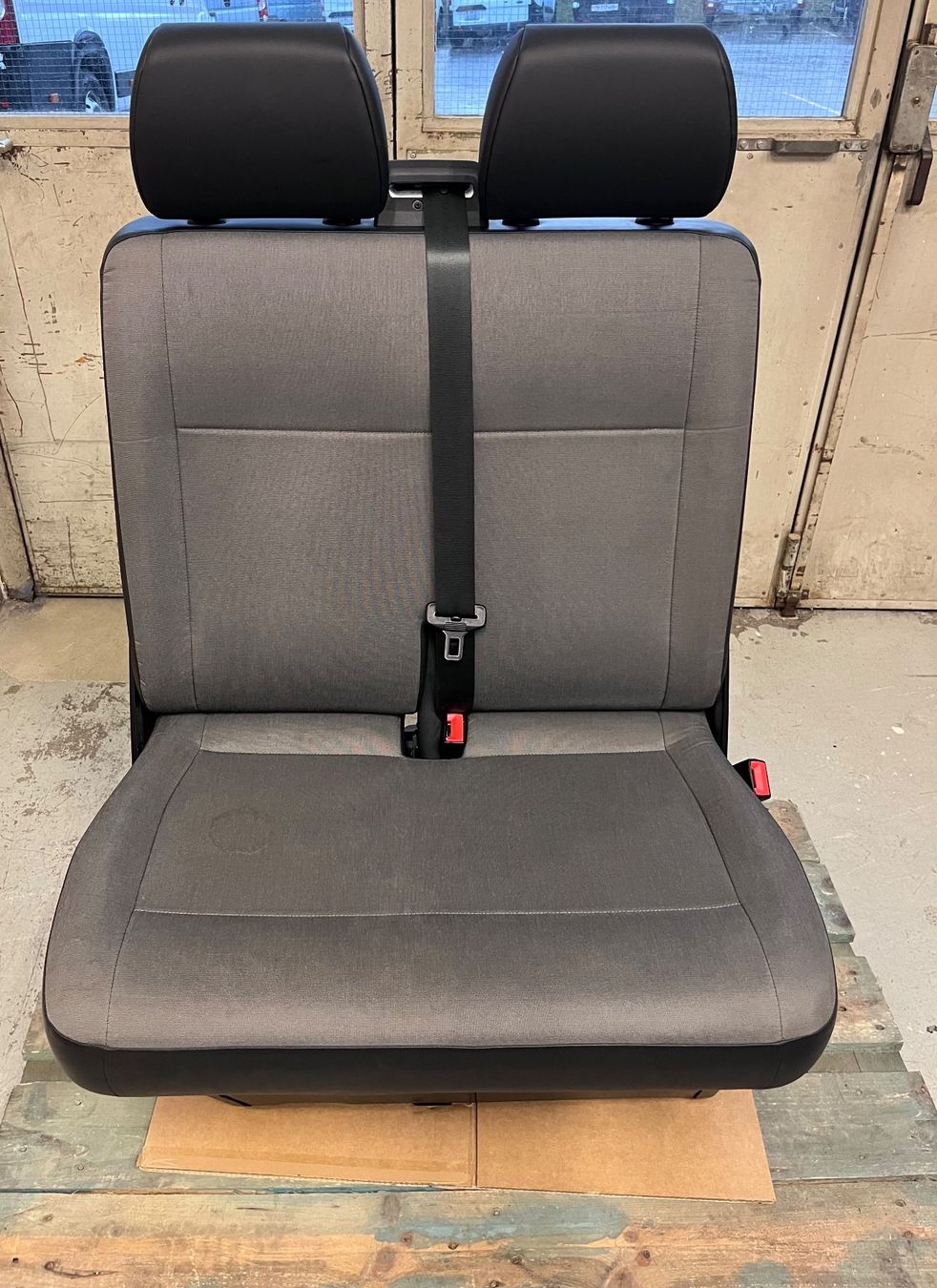 VW Toutes les pièces détachées: VW T6.1 Doppelsitzbank – D'occasion à Rothenthurm par jeisi99