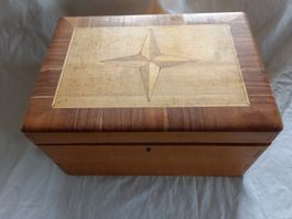 Boîte ancienne en bois avec marqueterie étoile