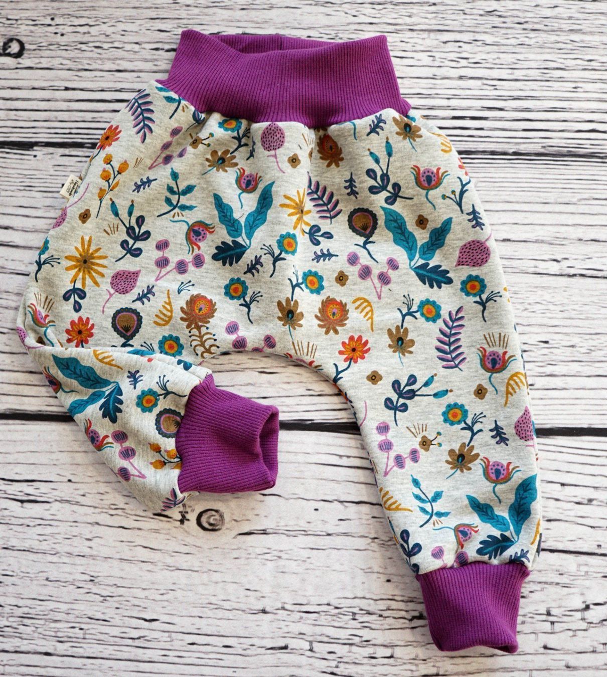 Pantaloni: Fleece Pumphose mit Blumen 68/74 - NEU – Nuovo e nell'imballaggio originale da Zürich venduto da sambaum