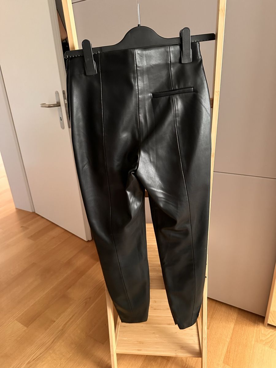 Pantaloni: Schicke Kunstlederhose, schwarz, Gr. 34 – Nuovo (secondo la descrizione) da Bern venduto da WiederWert 1