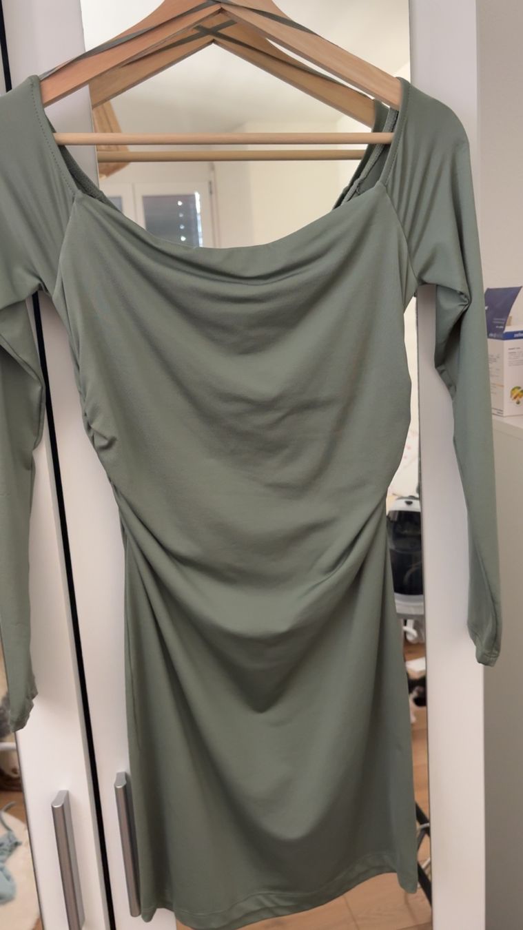 Bershka Robes: Robe taille M – Neuf avec emballage d'origine à La Chaux-de-Fonds par cal_2vmd