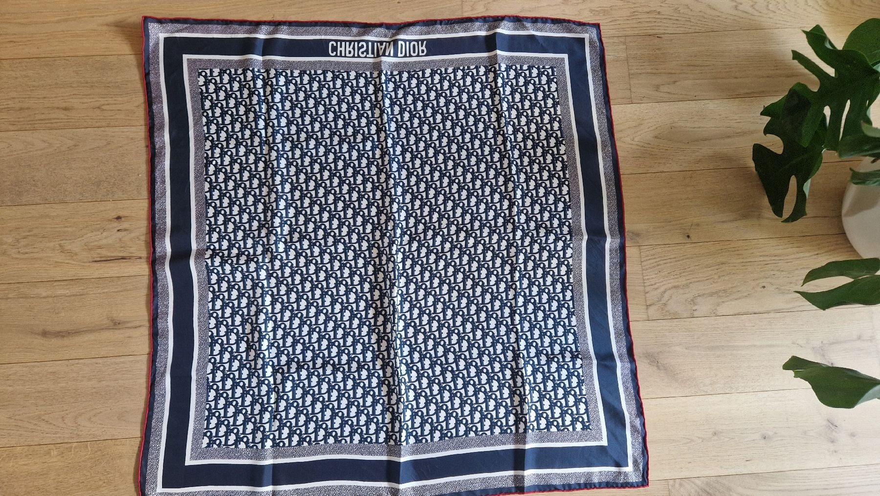 Dior Foulards & écharpes: Foulard Dior – Neuf (Voir description) à Collombey par Preloveditems 3