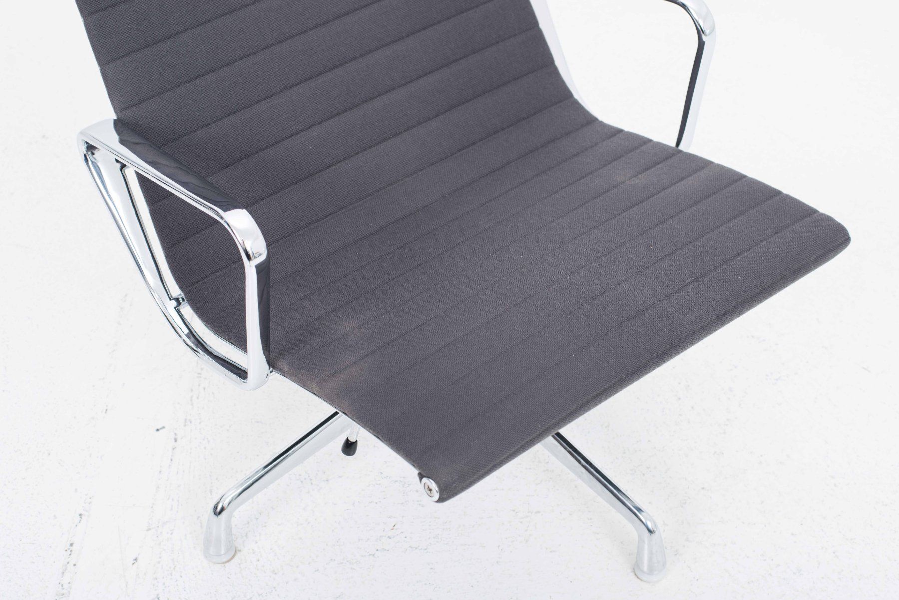 Vitra Poltrone: Vitra EA 124 Sessel von Charles & Ray Eames in grauem Hopsak – Usato da Zürich venduto da STUZH38 6