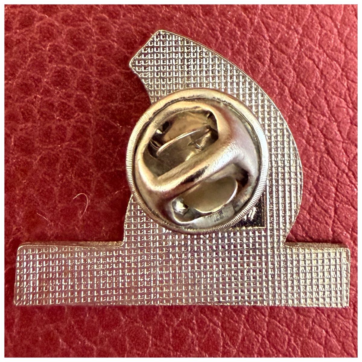 Placchette & Badge: Pin mit der Aufschrift Schweizer Fleich – Nuovo (secondo la descrizione) da Schlieren venduto da RoPue 1