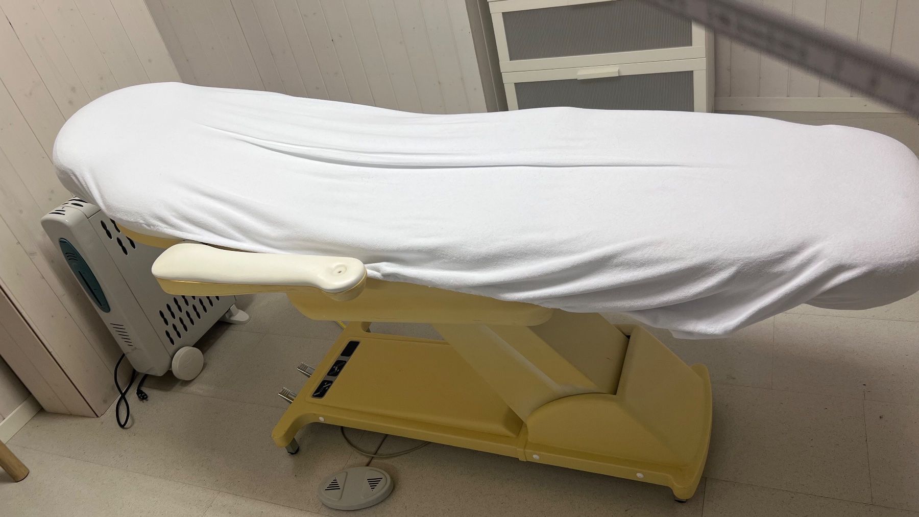 Lettini & sedie per cosmetici: Kosmetikliege elektrisch – Usato da Wangen SZ venduto da Pinguin99 6
