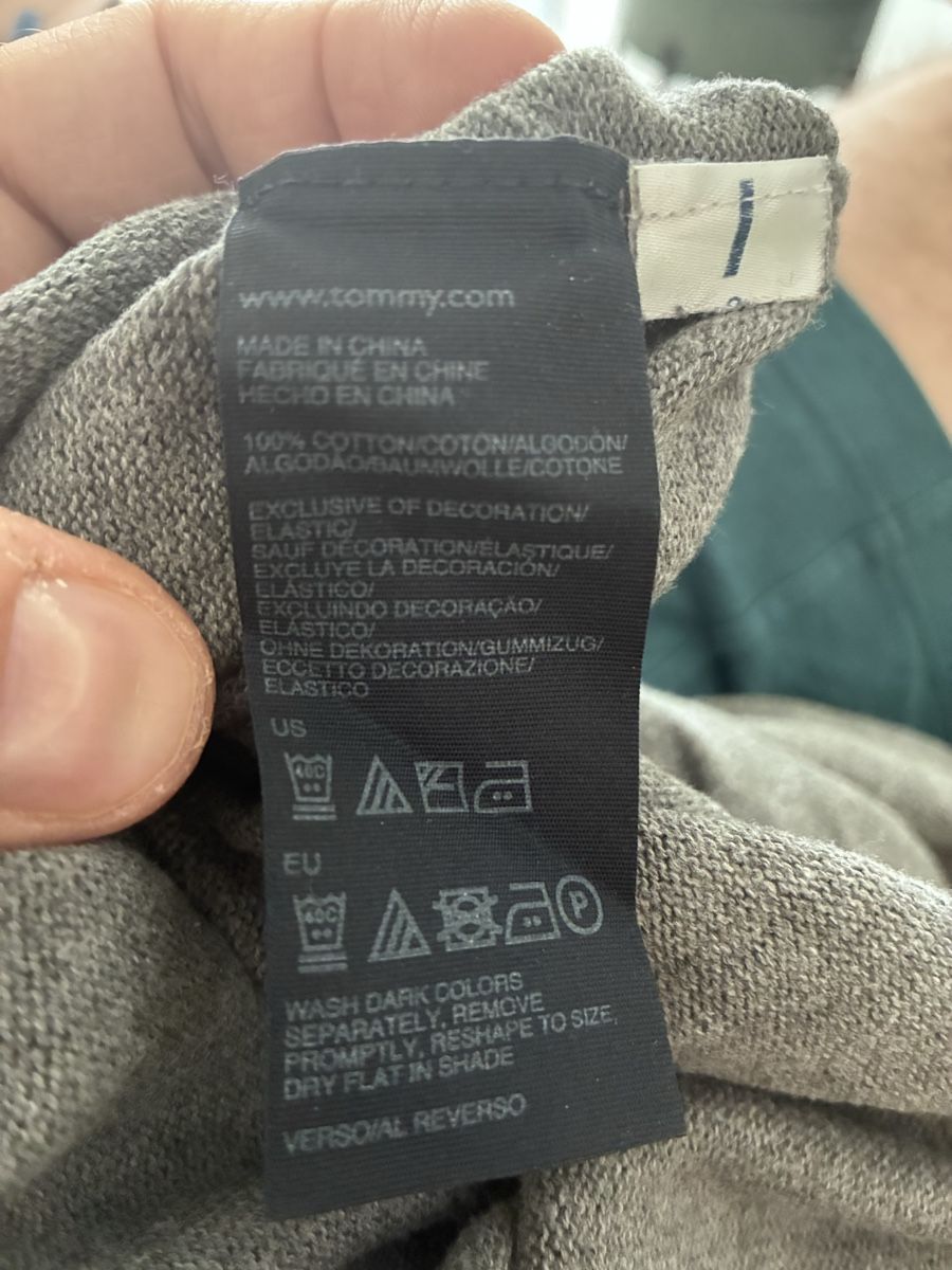 Tommy Hilfiger Maglioni & Felpe: Tommy Hilfiger grey V-neck sweater, men's size medium – Usato da Zürich venduto da and_bbr2 2