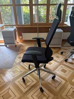Brunner Bürodrehstuhl mit Netzrücken und Kopfstütze