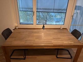 Esstisch aus massivem Holz 