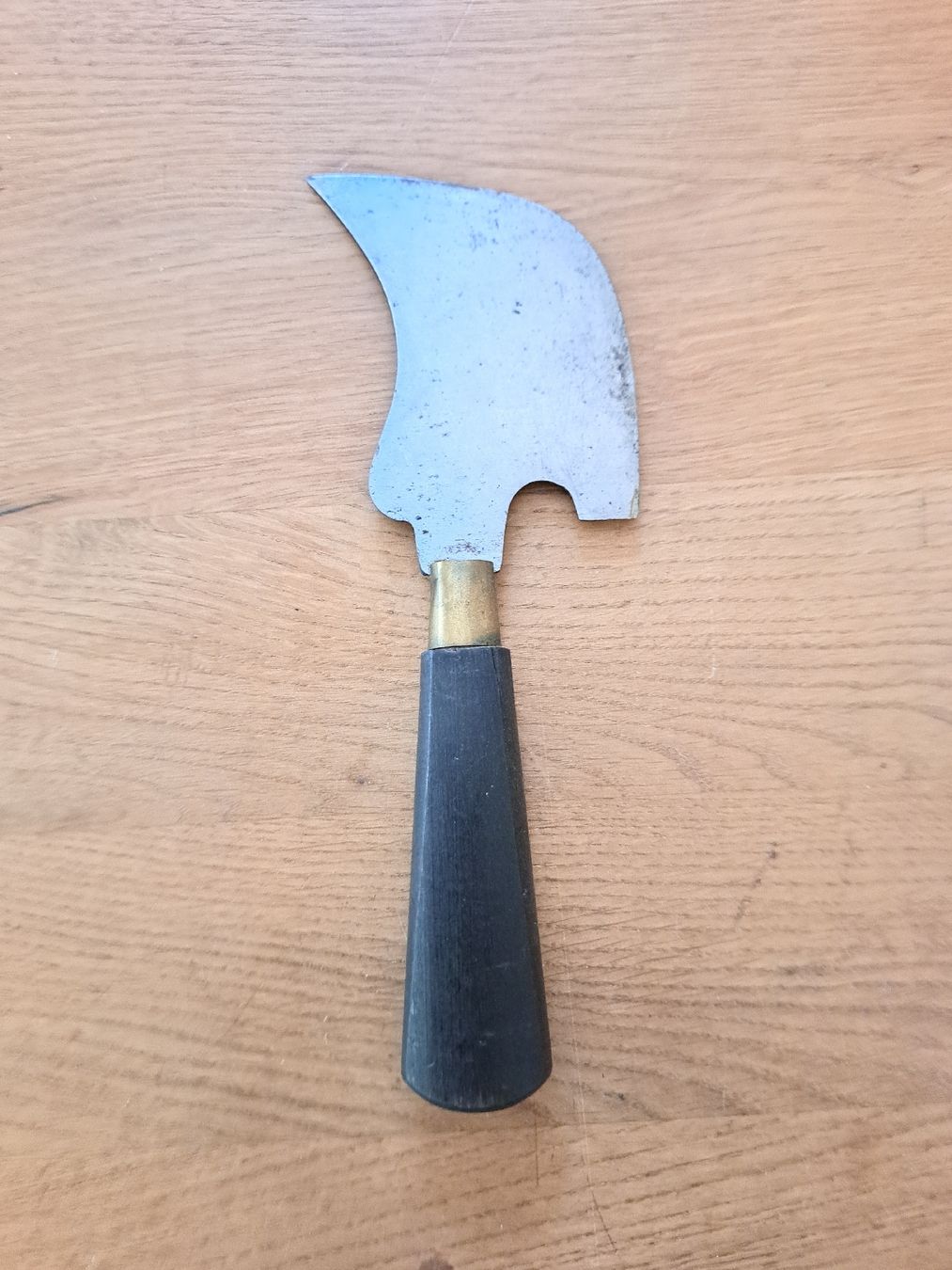 Alle Werkzeuge: Lederschneider Messer Sichelform mit Holzgriff  – Gebraucht aus Pratteln von mab_f2fz
