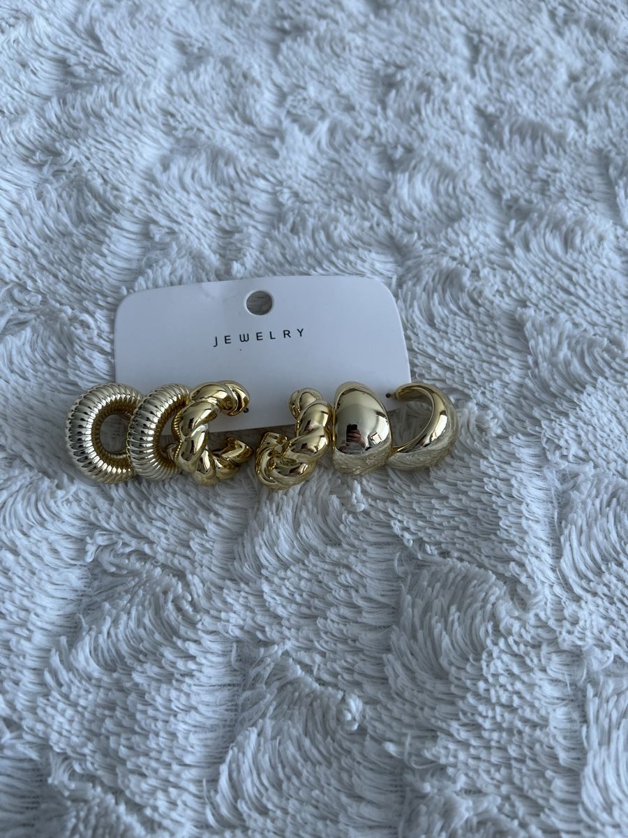 Sonstiger Schmuck: Modische Ohrringe, goldfarben, verschiedene Designs. – Neu (gemäss Beschreibung) aus Nyon von ver_z2cy