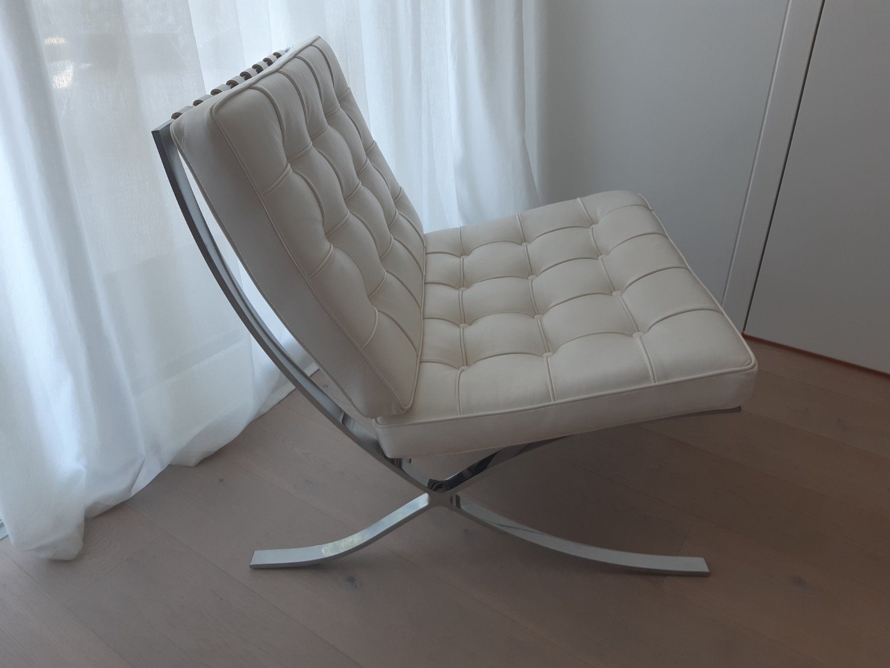 Sessel: Barcelona Chair Replica weiss (ecru) – Gebraucht aus Herrliberg von Air16 5