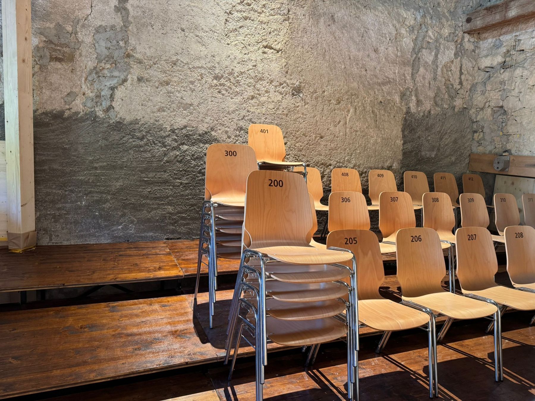 Stühle: 78 Zuschauerstühle – Gebraucht aus Arisdorf von nit_vt7y