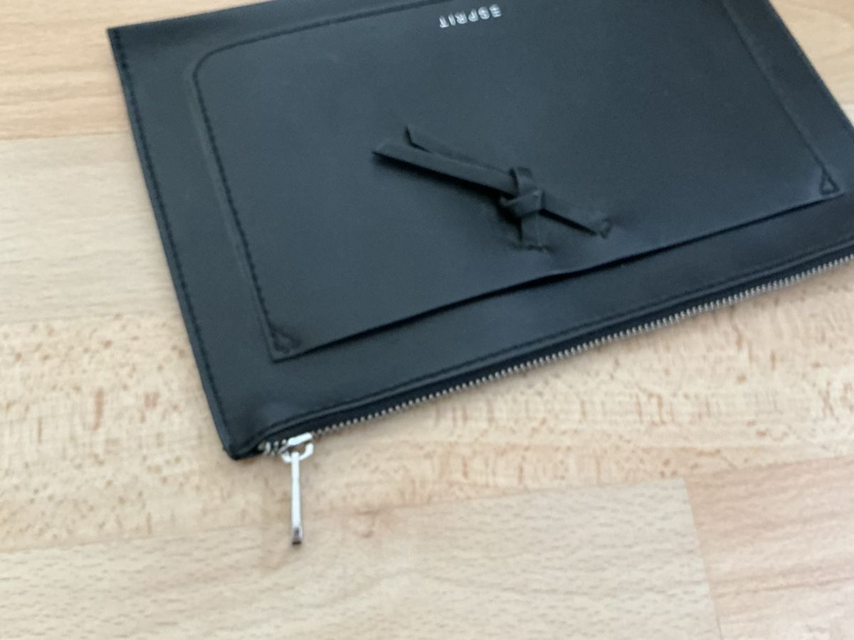 Esprit Altro in  Abbigliamento & Accessori: Etui – Nuovo (secondo la descrizione) da St.Gallen venduto da nat_7n75 4