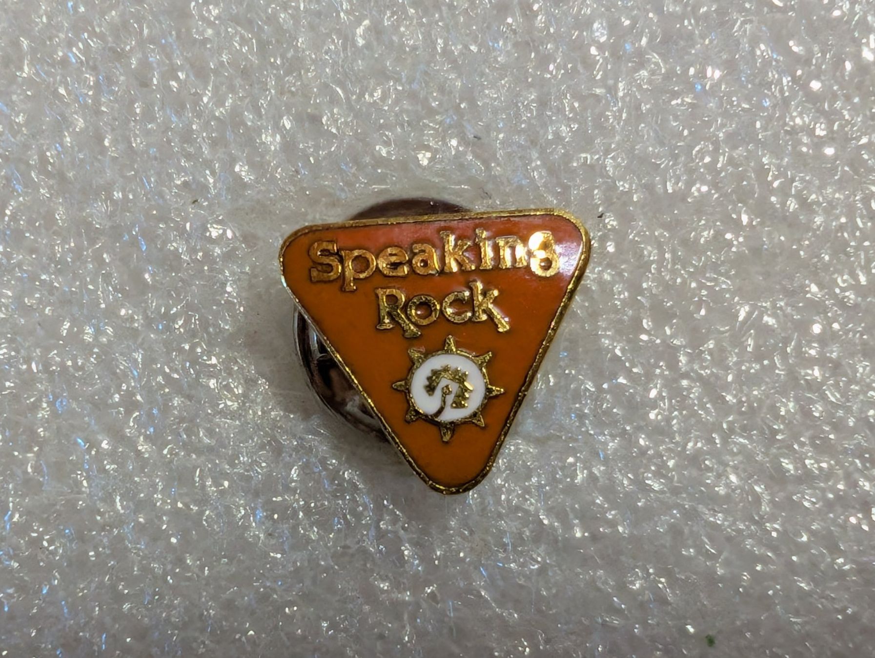 Placchette & Badge: Ansteckpin 278: Speaking Rock – Usato da Oppligen venduto da Pin-Fall-Shop